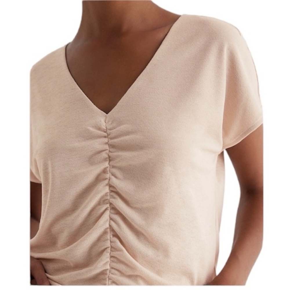 EXPRESS Relaxed V-Neck Ruched Tee (neutral) - Picture 4 of 6